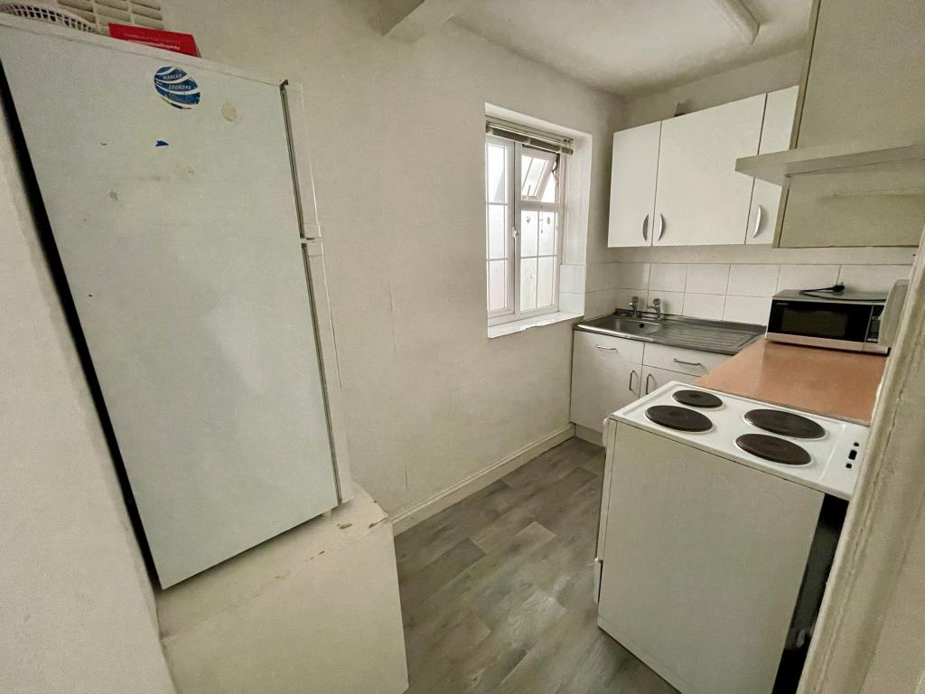 Lot: 152 - VACANT TWO-BEDROOM FLAT - Kitchen